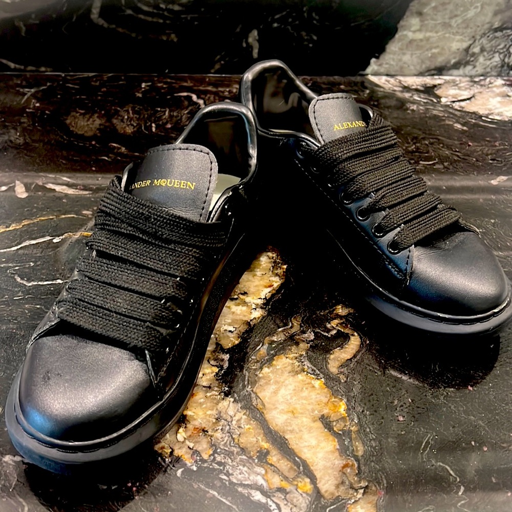 ALEXANDER MCQUEEN. Black.